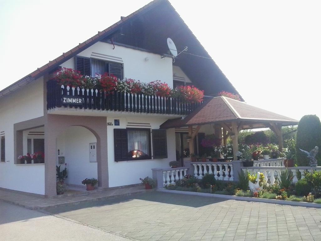 Guesthouse Tomas Catrnja Екстер'єр фото