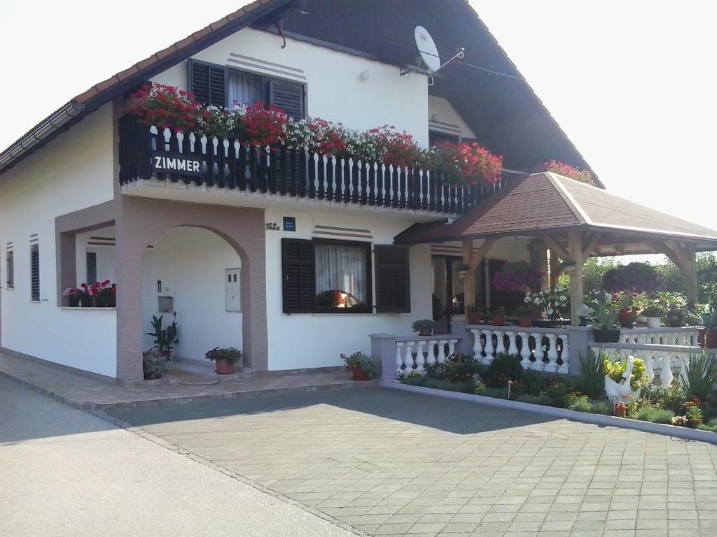 Guesthouse Tomas Catrnja Екстер'єр фото