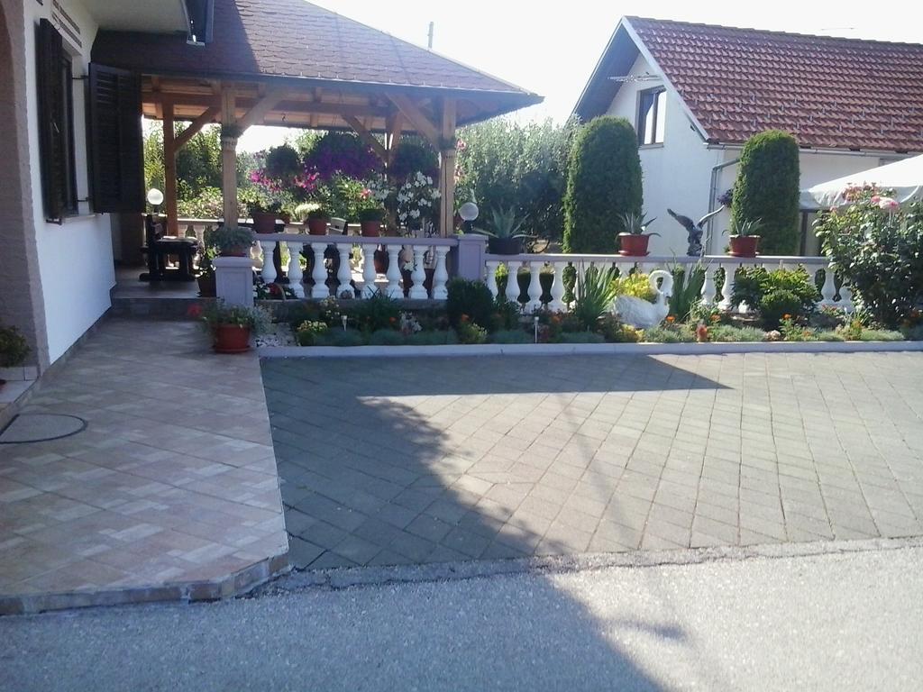 Guesthouse Tomas Catrnja Екстер'єр фото