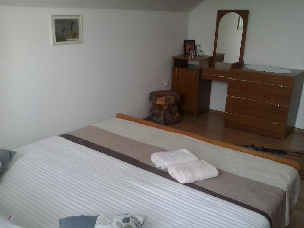 Guesthouse Tomas Catrnja Екстер'єр фото