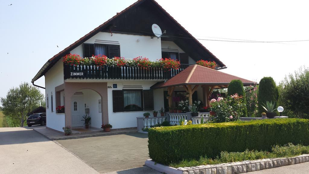 Guesthouse Tomas Catrnja Екстер'єр фото