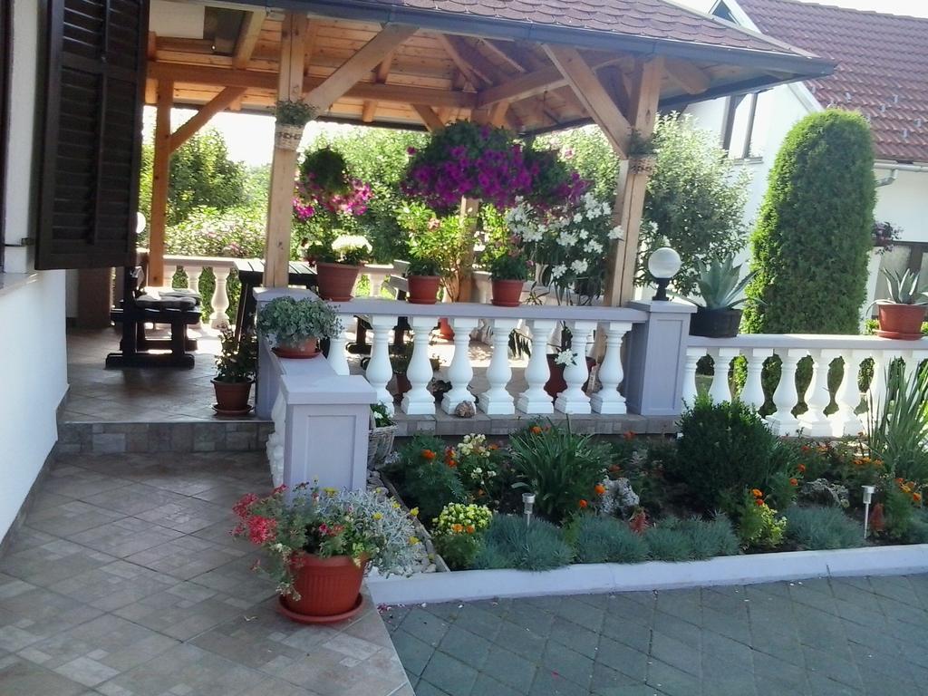 Guesthouse Tomas Catrnja Екстер'єр фото