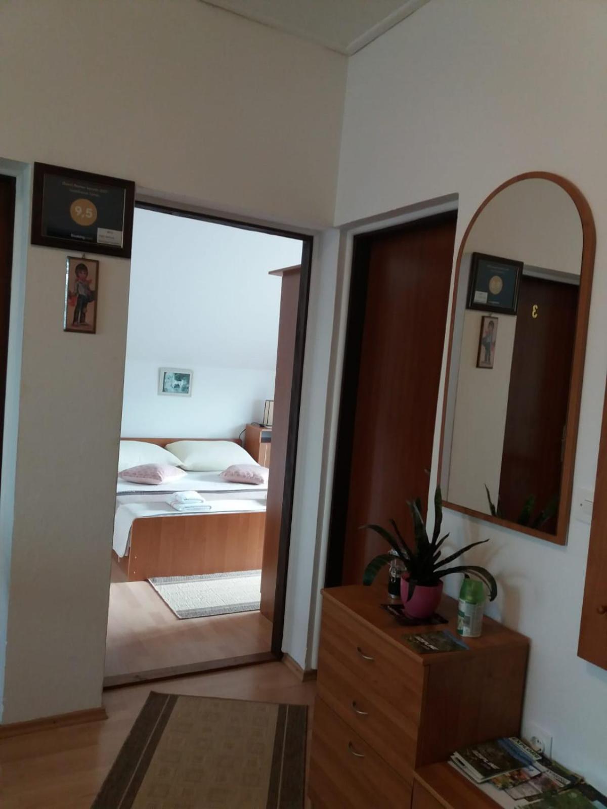 Guesthouse Tomas Catrnja Екстер'єр фото