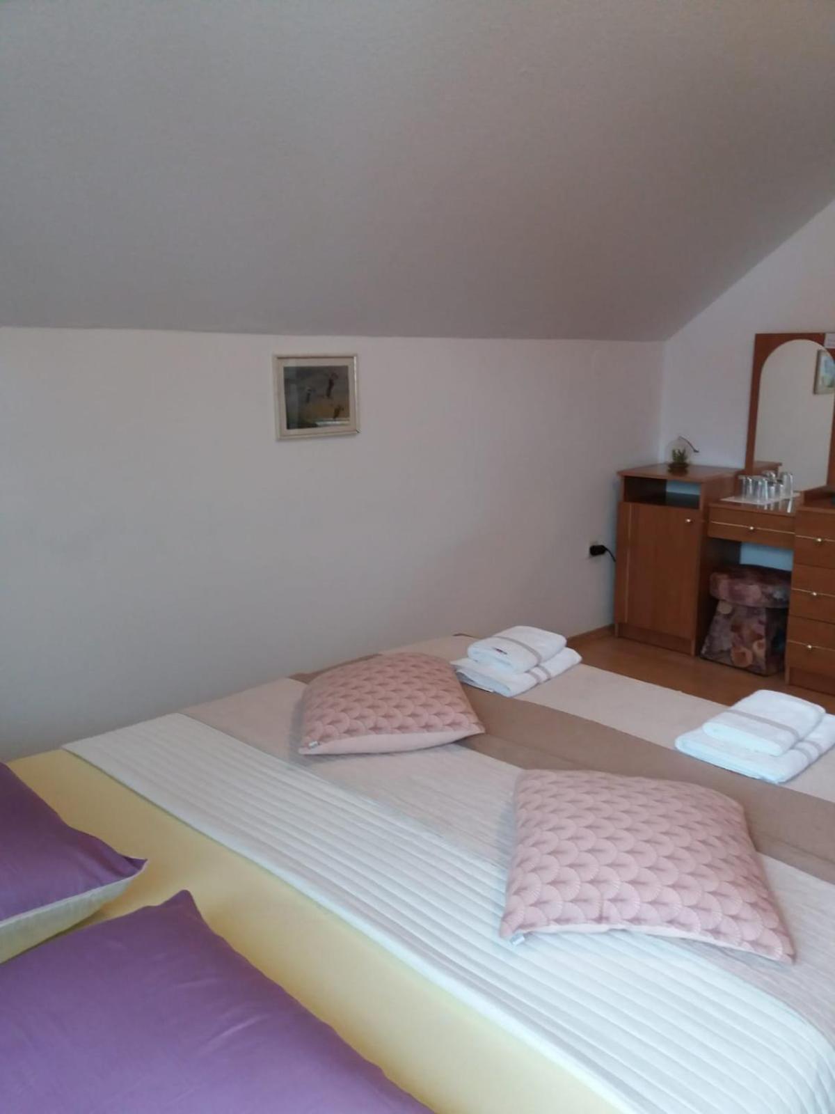Guesthouse Tomas Catrnja Екстер'єр фото