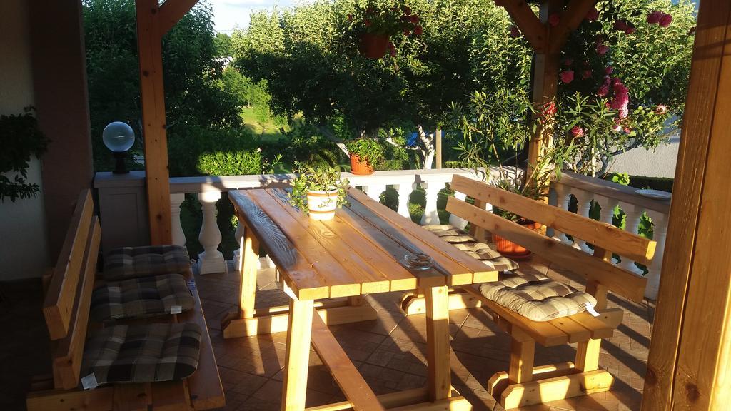 Guesthouse Tomas Catrnja Екстер'єр фото