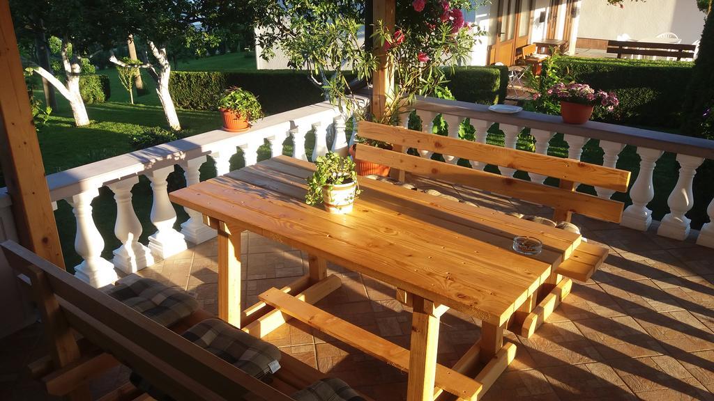 Guesthouse Tomas Catrnja Екстер'єр фото
