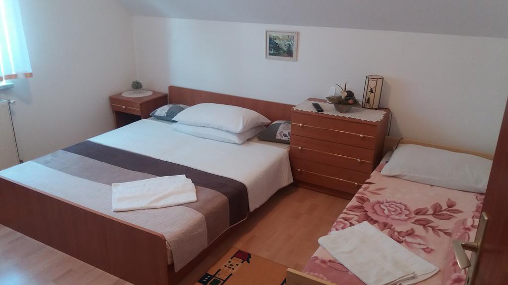 Guesthouse Tomas Catrnja Екстер'єр фото
