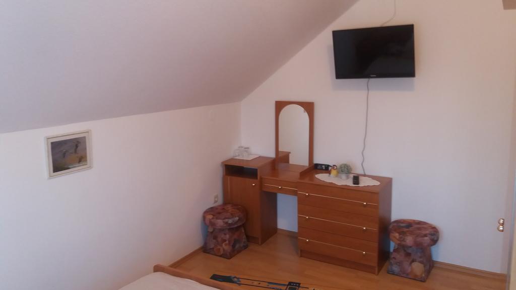 Guesthouse Tomas Catrnja Екстер'єр фото