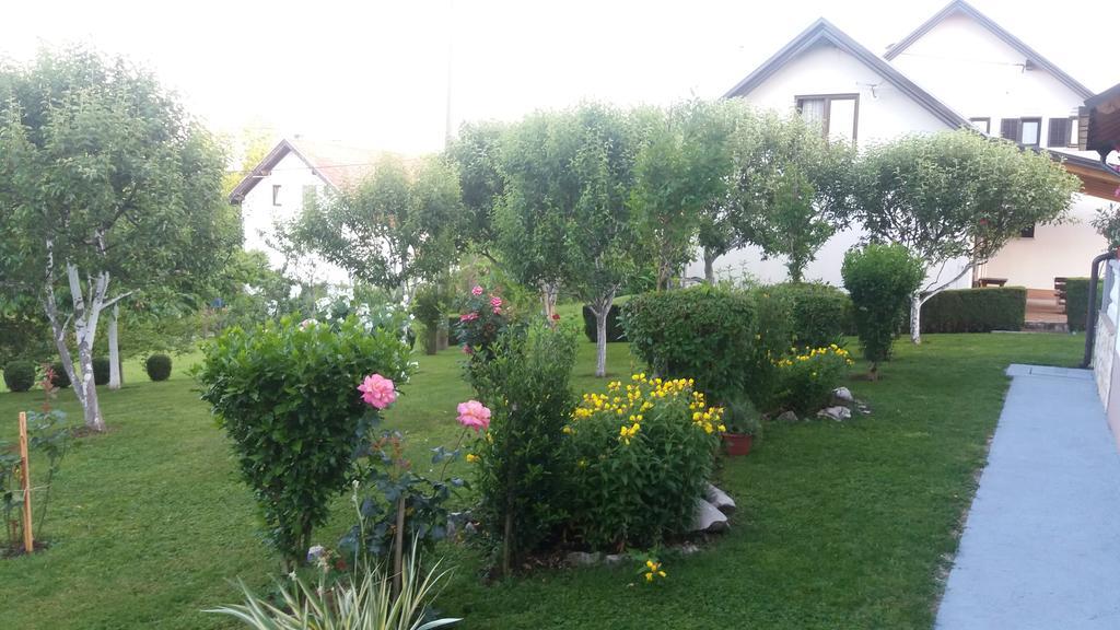 Guesthouse Tomas Catrnja Екстер'єр фото