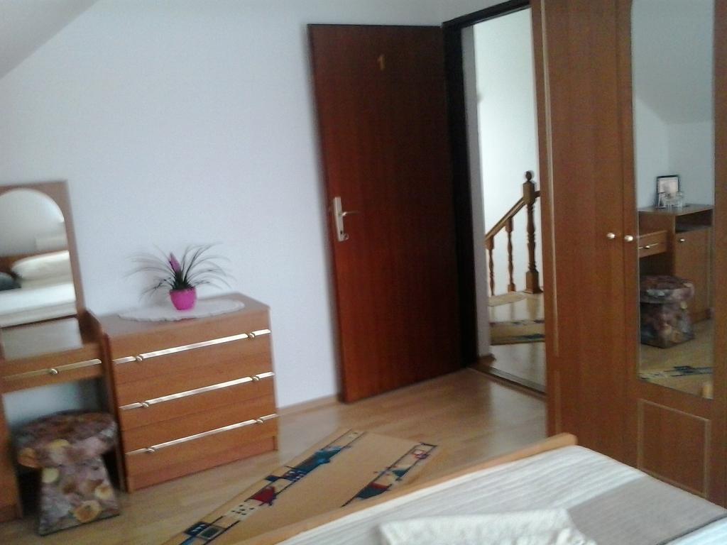 Guesthouse Tomas Catrnja Екстер'єр фото