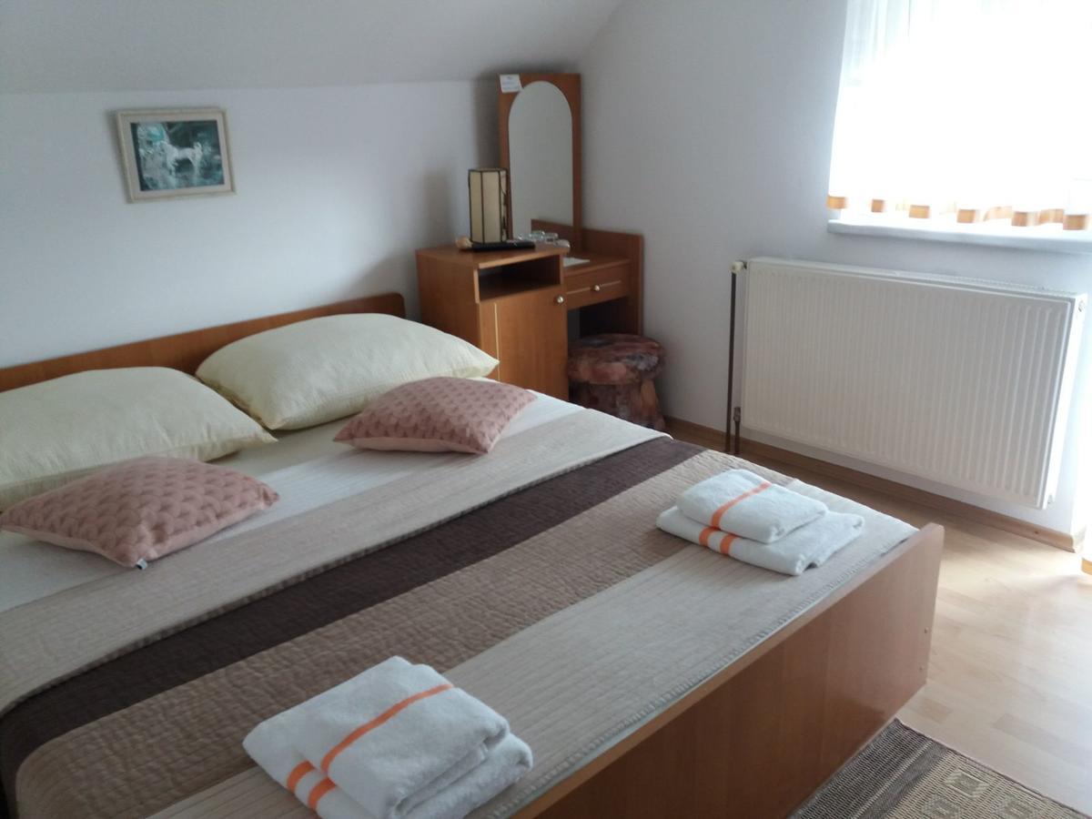 Guesthouse Tomas Catrnja Екстер'єр фото