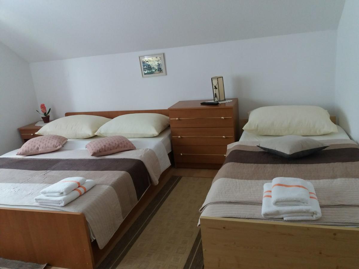 Guesthouse Tomas Catrnja Екстер'єр фото