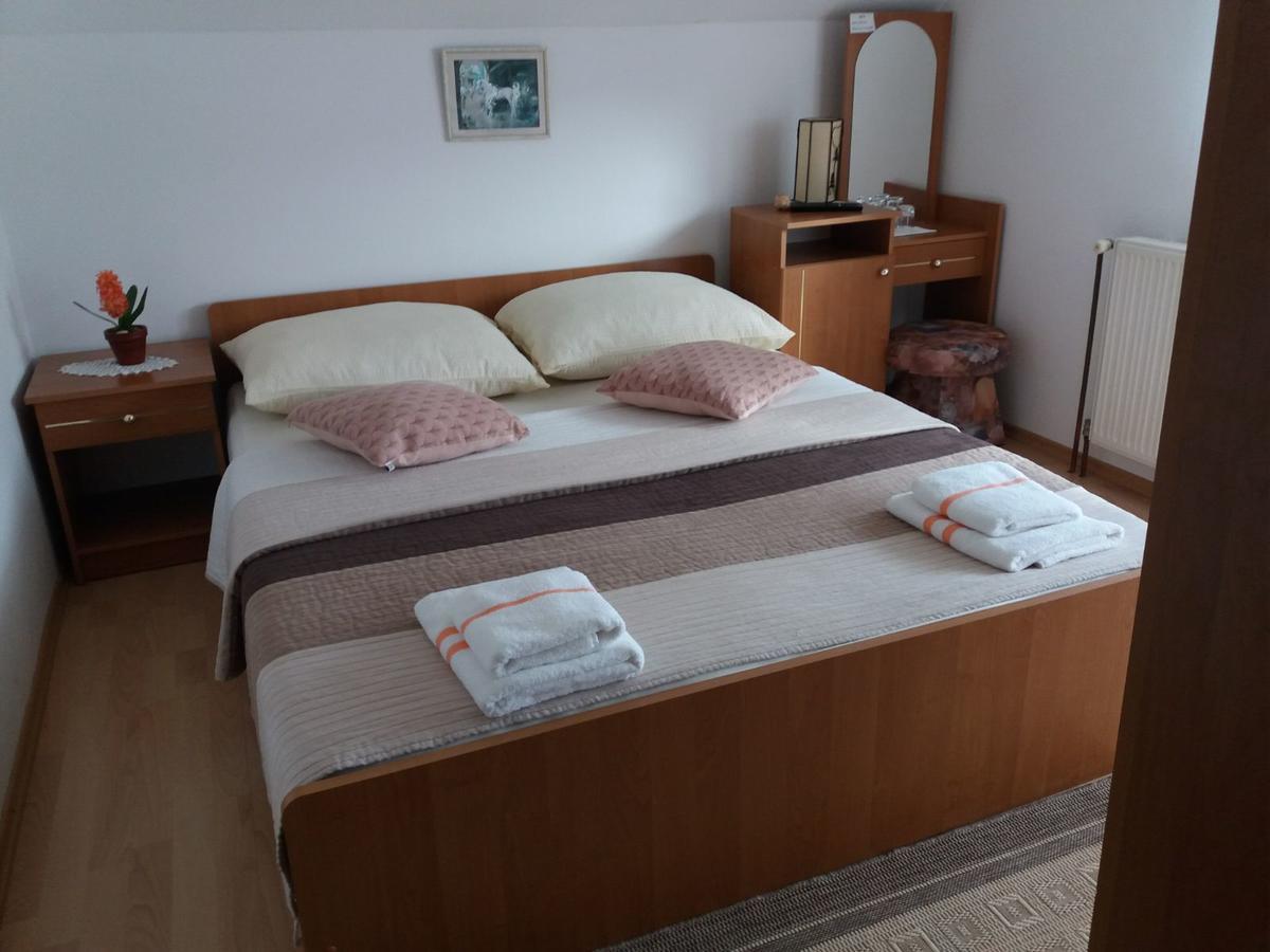 Guesthouse Tomas Catrnja Екстер'єр фото