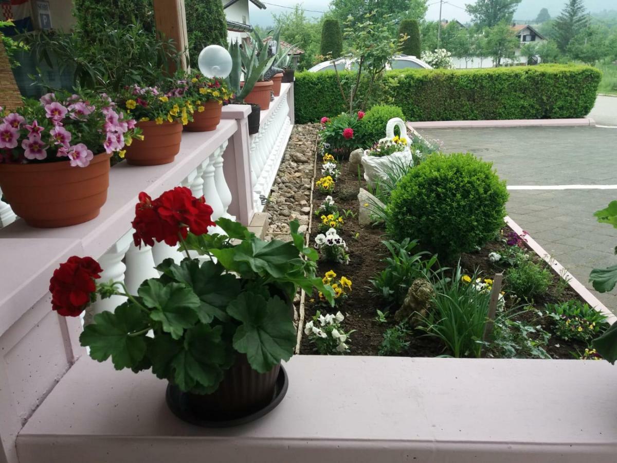 Guesthouse Tomas Catrnja Екстер'єр фото