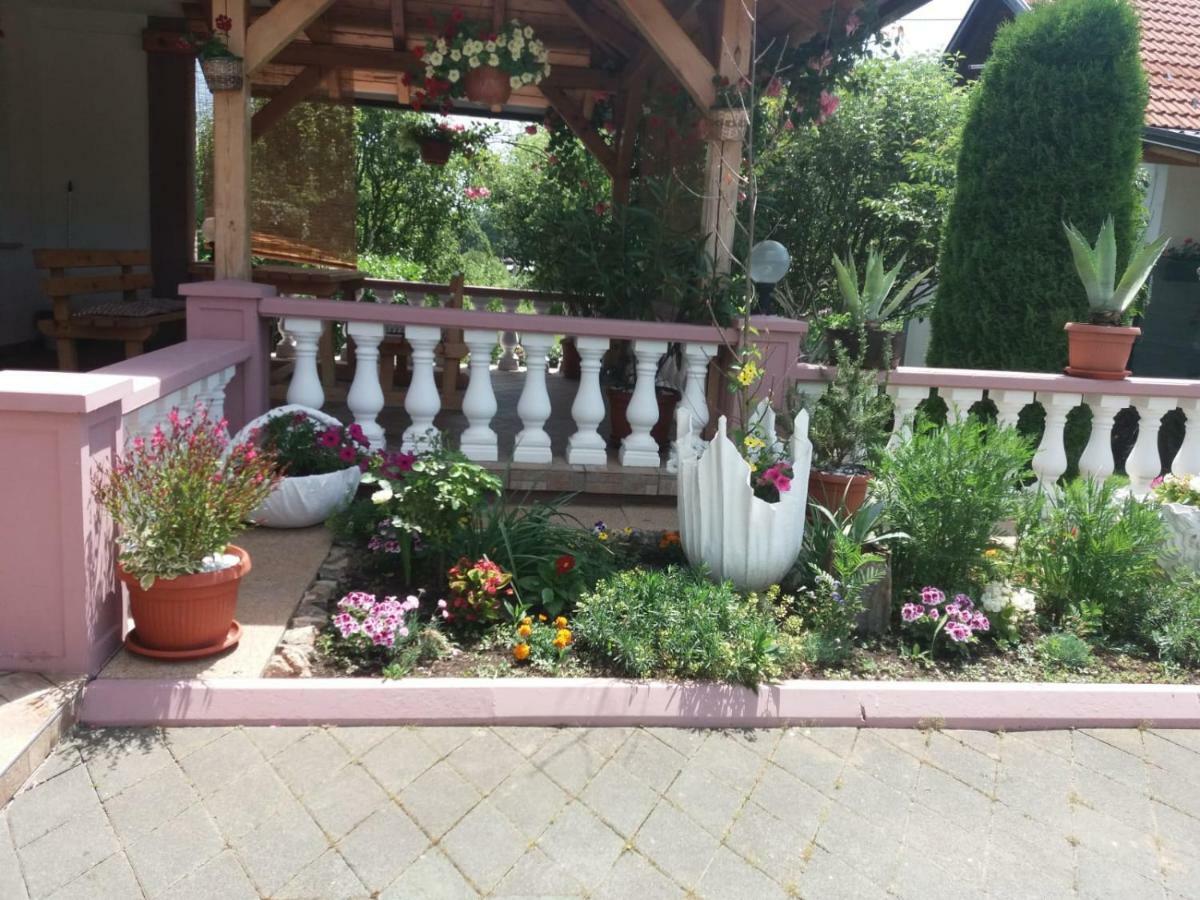 Guesthouse Tomas Catrnja Екстер'єр фото