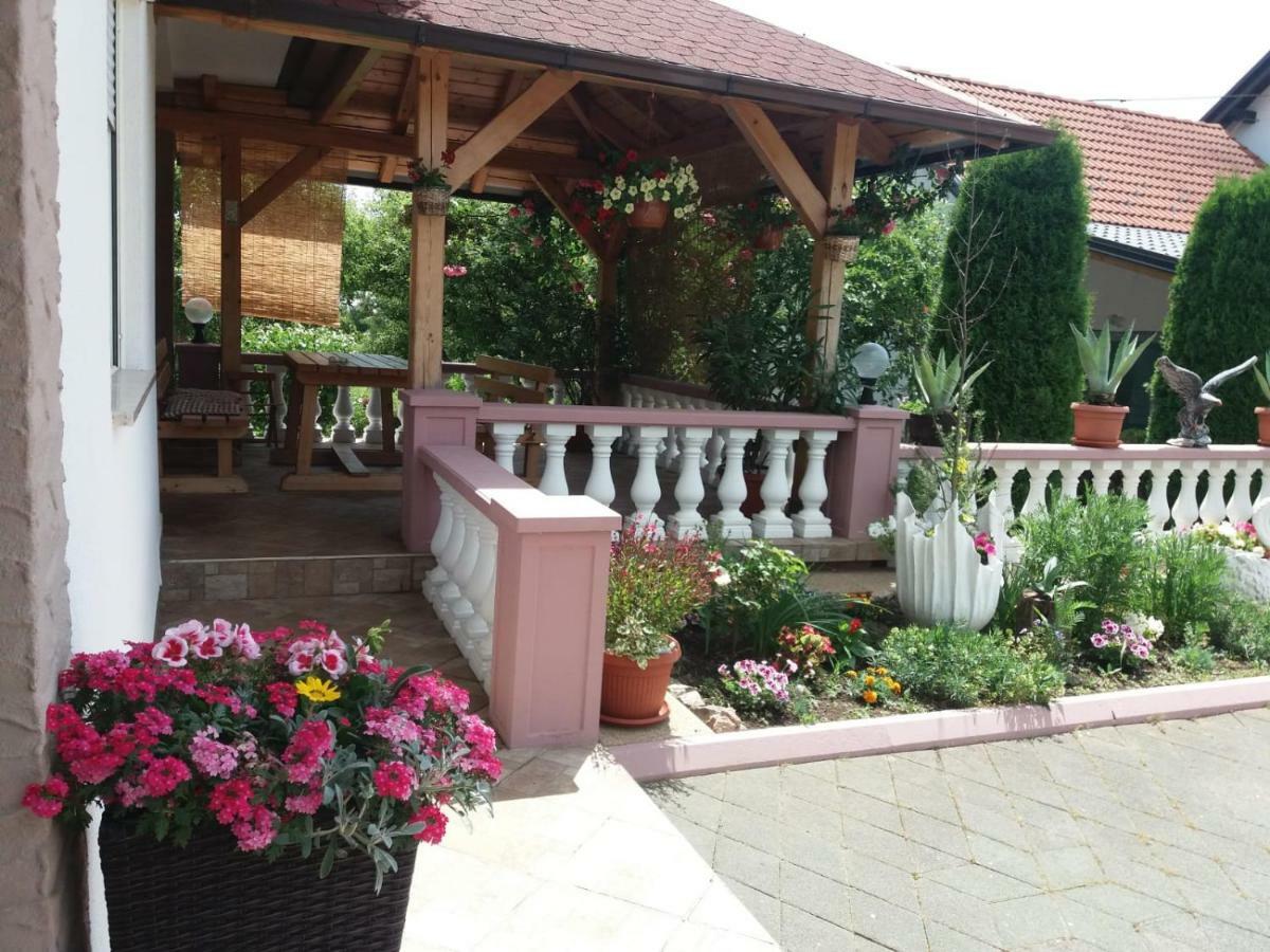 Guesthouse Tomas Catrnja Екстер'єр фото